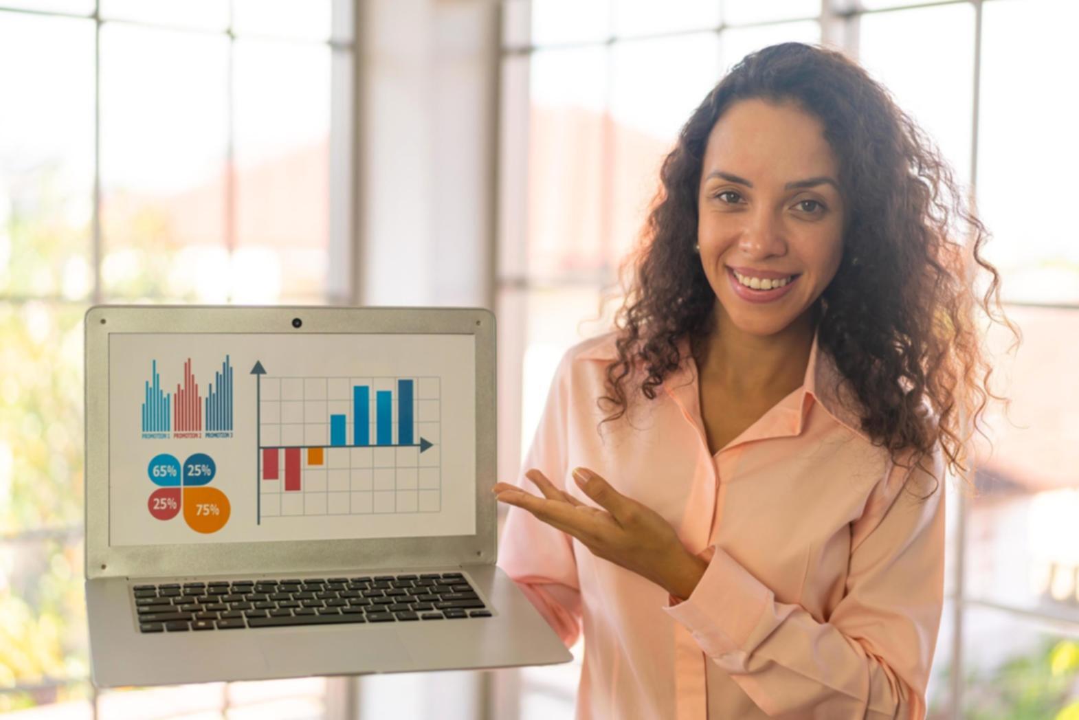 Estudiante trabajando con herramientas de modelado financiero adaptativo