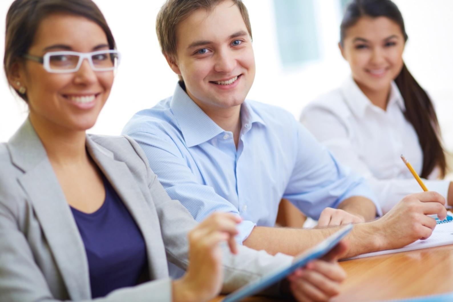 Estudiantes colaborando en sesión de aprendizaje